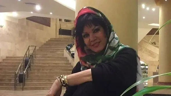 عکس ها / نگاهی به چیدمان و خانه و زندگی فرزانه کابلی، مامان علی کوچولو /  از مبلمانی به رنگ سبز کله غازی تا علاقه به استفاده از عروسک و گل مصنوعی روی در و دیوار مثل خانه های دهه 70! 