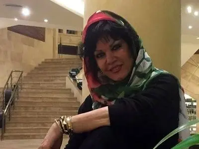 دکوراسیون خانه فرزانه کابلی، مامان علی کوچولو؛ از مبلمانی به رنگ سبز کله غازی تا علاقه به استفاده از عروسک و گل مصنوعی روی در و دیوار مثل خانه های دهه 70! +ویدیو