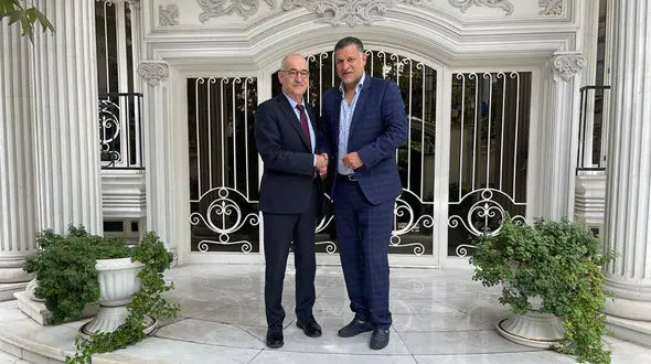 دیدار جالب علی دایی با سفیر کرواسی/ اهدای پیراهن شماره ۱۰ و امضا شده + عکس