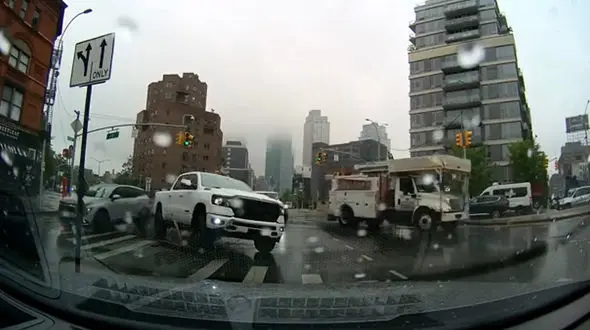 فیلم برخورد ماشین هنگام دورزدن و گیر کردن یک چرخ