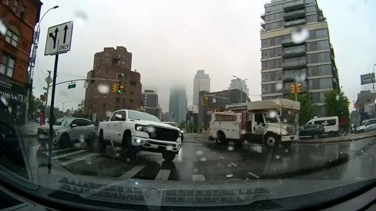 فیلم برخورد ماشین هنگام دورزدن و گیر کردن یک چرخ