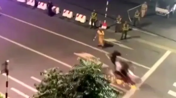 توقیف وحشیانه  موتور به سبک افسران هندی + فیلم