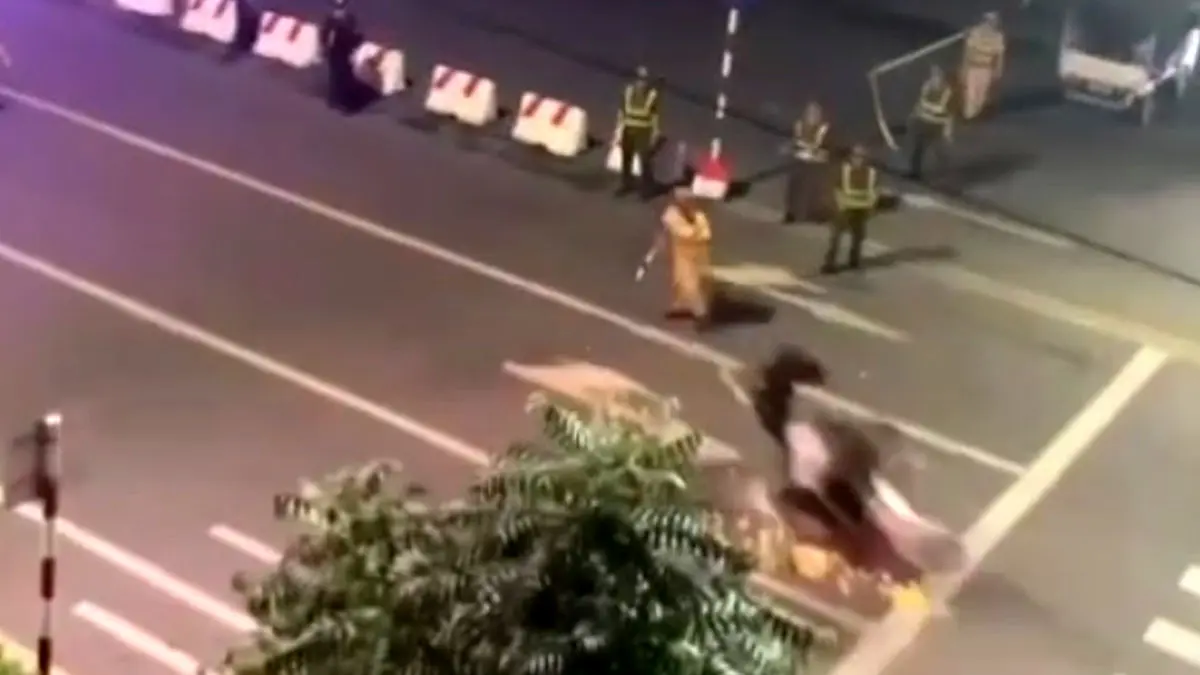 توقیف وحشیانه موتور به سبک افسران هندی