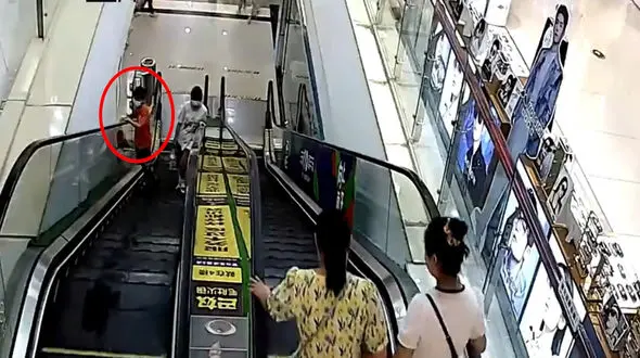 فیلم باورنکردنی از گیر کردن سر پسر بچه بین نرده پله برقی و دیوار / آتشنشان ها دست به کار شدند / ببینید