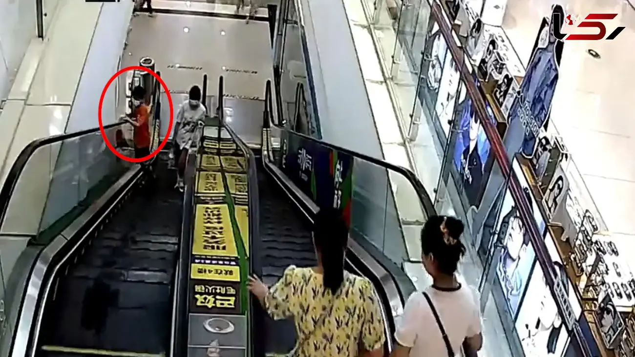 فیلم باورنکردنی از گیر کردن سر پسر بچه بین نرده پله برقی و دیوار / آتشنشان ها دست به کار شدند / ببینید