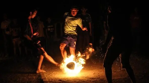 ورزشی عجیب با توپ آتشین که تاکنون ندیده‌اید! + فیلم و عکس