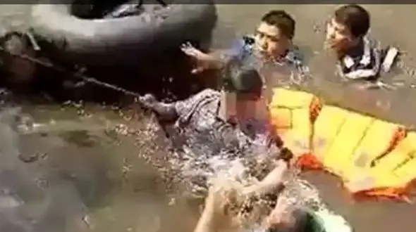 مردی خواست 2 پلیس را زیر آب خفه کند+ عکس