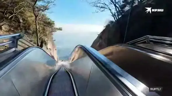 ساخت پله برقی عظیم‌ الجثه در چین برای راحتی کار کوهنوردان + فیلم