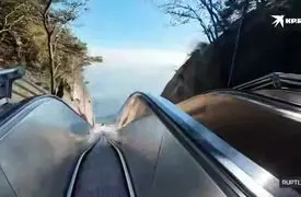 ساخت پله برقی عظیم‌ الجثه در چین برای راحتی کار کوهنوردان + فیلم