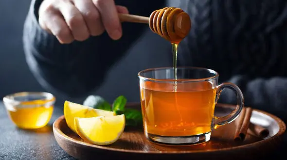 درمان خانگی سرفه با عسل؛ چه کسانی نباید عسل بخورند؟