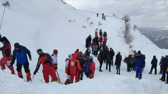 فیلم تلاش لحظه به لحظه کوهنوردان سنندجی از نجات فردگرفتار در بهمن 