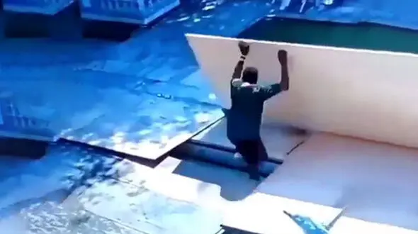 ببینید / لحظه وحشتناک سقوط یک جوان داخل یک حفره در هنگام کار! + فیلم