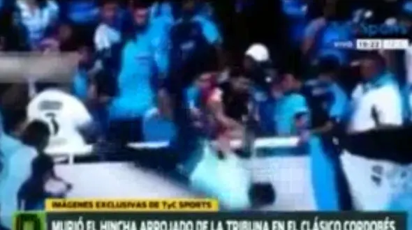 دلیل پرت کردن هوادار فوتبال از روی سکو تماشاگران+ فیلم