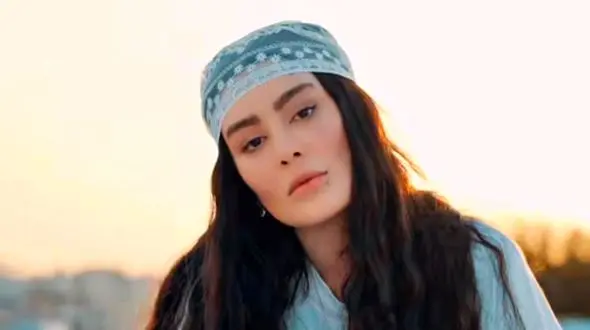 سحر قریشی با کت‌وشلوار اورسایز در خیابان‌های دبی/  چهره‌ای جدید و بحث برانگیز خانم بازیگر