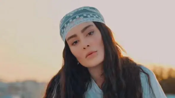 سحر قریشی با کت‌وشلوار اورسایز در خیابان‌های دبی/  چهره‌ای جدید و بحث برانگیز خانم بازیگر