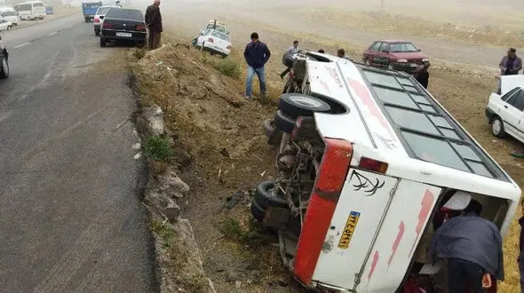 واژگونی مینی بوس دانش آموزان مدرسه فوتبال در بوشهر