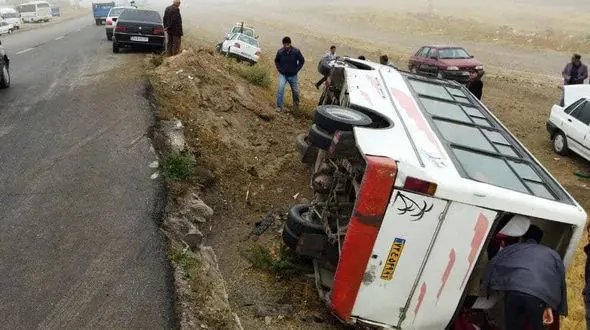 فیلم فاجعه در محور نجف به بصره / مینی‌بوس و اتوبوس حامل زائران با هم تصادف کردند