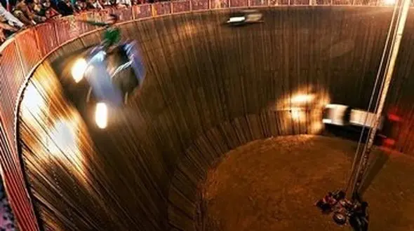 ببینید / پرتاب شدن وحشتناک یک زن از روی دیوار مرگ در هند + فیلم