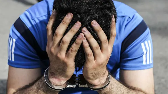 شلیک مستقیم به سر پدر توسط پسر بدهکار / جوان تهرانی گلوی پدرش را در خودرویش برید
