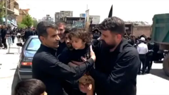 گم شدن کودک 4 ساله در مراسم عاشورا با اقدام سریع پلیس هشترود پایان خوش داشت + فیلم