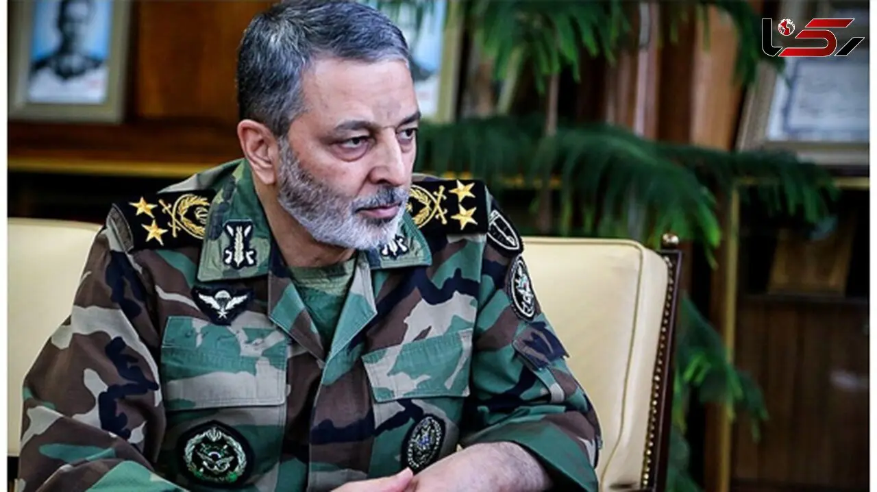 عکس؛ سفر در زمان؛ «سرلشکر موسوی در حال خوش و بش با سردار سلیمانی»؛ سال 98
