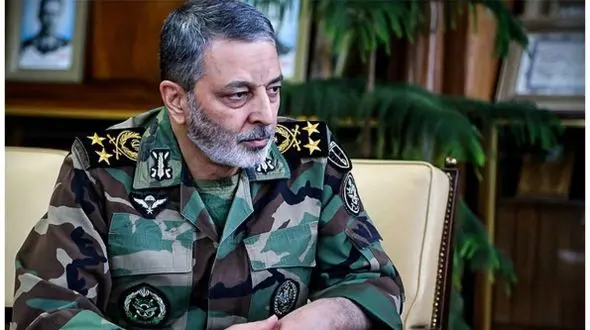 عکس؛ سفر در زمان؛ «سرلشکر موسوی در حال خوش و بش با سردار سلیمانی»؛ سال 98