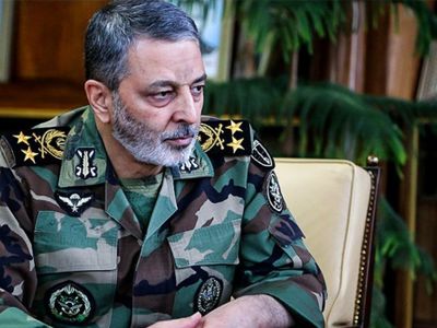 عکس؛ سفر در زمان؛ «سرلشکر موسوی در حال خوش و بش با سردار سلیمانی»؛ سال 98