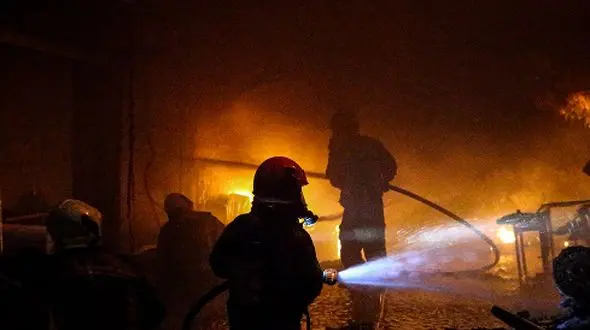 آتش‌سوزی در طبقه دوم بازار قدیم بندرعباس / دود غلیظ سراسر بازار را فرا گرفت