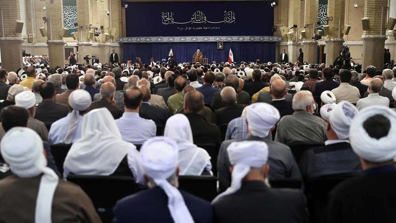 رهبر معظم انقلاب اسلامی حضرت آیت الله خامنه ای امروز( دوشنبه ) 17 اردیبهشت 1403 در دیدار مسئولان و کارگزاران حج و جمعی از زائران بیت الله الحرام