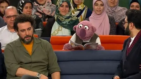 آواز شاد؛ چقدر جناب خان کر خنده اس آخه ایسگاه محسن کیایی رو گرفته آهنگم میخونه