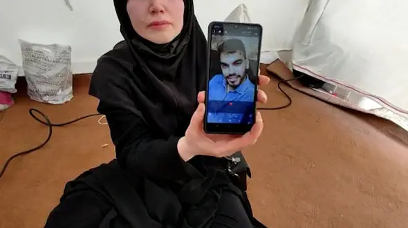 هفت روز گریه یک زن کنار آوار متروپل آبادان / عزیزش زیر آوار است + فیلم