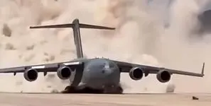 پرواز شگفت‌انگیز هواپیمای سی 17 گلوبمستر روی باند خاکی + فیلم