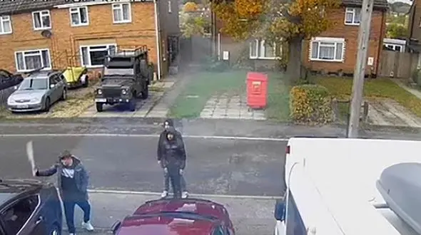 فیلم قمه کشی 3 جوان جلوی دوربین مداربسته