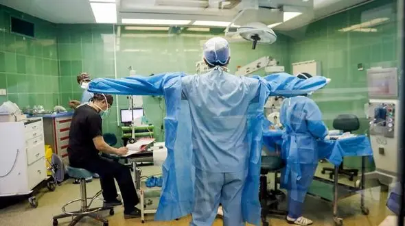 آقای دکتر وسط جراحی بیمار را رها کرد تا با پرستار رابطه جنسی برقرار کند