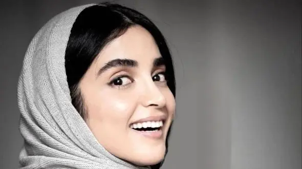 عکس دو نفره الهه حصاری و هوتن شکیبا در پشت صحنه فیلم جدیدشان با گوشی صورتی! / چه فیلمی بشه این فیلم با کارگردانی بهرام افشاری