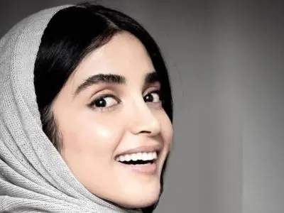 عکس دو نفره الهه حصاری و هوتن شکیبا در پشت صحنه فیلم جدیدشان با گوشی صورتی! / چه فیلمی بشه این فیلم با کارگردانی بهرام افشاری