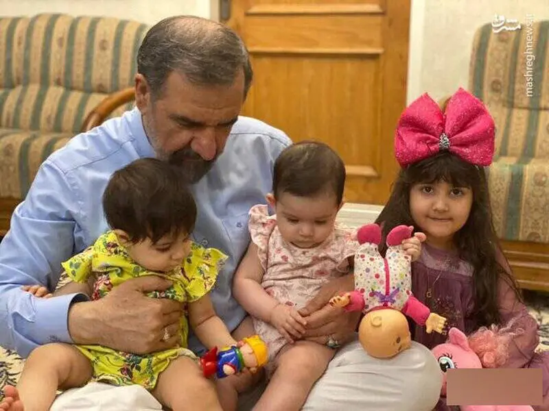 عکس 3 نوه دختر خوشگل و بانمک محسن رضایی دبیر شورای امنیت ملی در آغوش پدربزرگ شان / نگاهی به مبلمان ساده و بی آلایش با سلیقه خوشرنگ همسرش