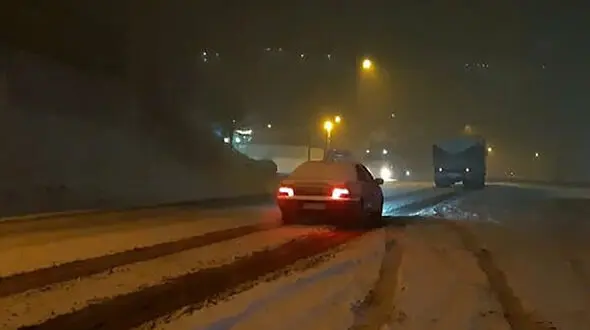 بارش برف شدید در محور هراز / جاده بسیار لغزنده است