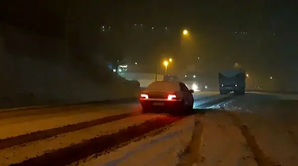 بارش برف شدید در محور هراز / جاده بسیار لغزنده است