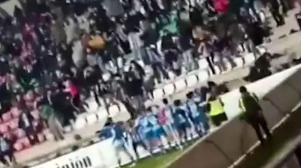 فیلم فرو ریختن هولناک سکوی تماشاگران پس از شادی هواداران  