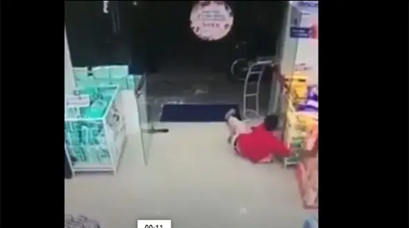 فیلم عجیب ترین سرقت از فروشگاه زنجیره ای / این دزد ناشی بود!