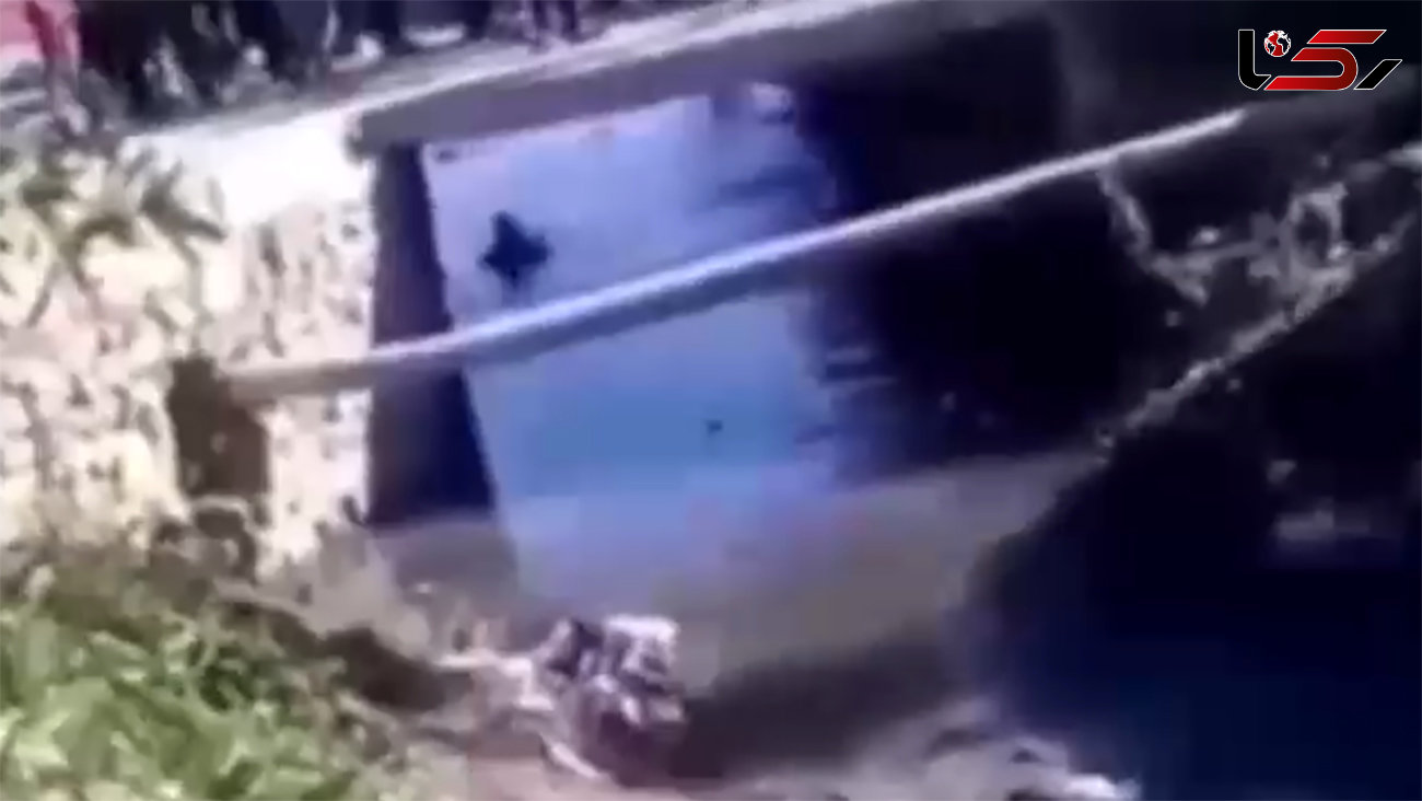 فیلم سقوط عجیب 2 کودک در کانال فاضلاب /  مسجدسلیمان 