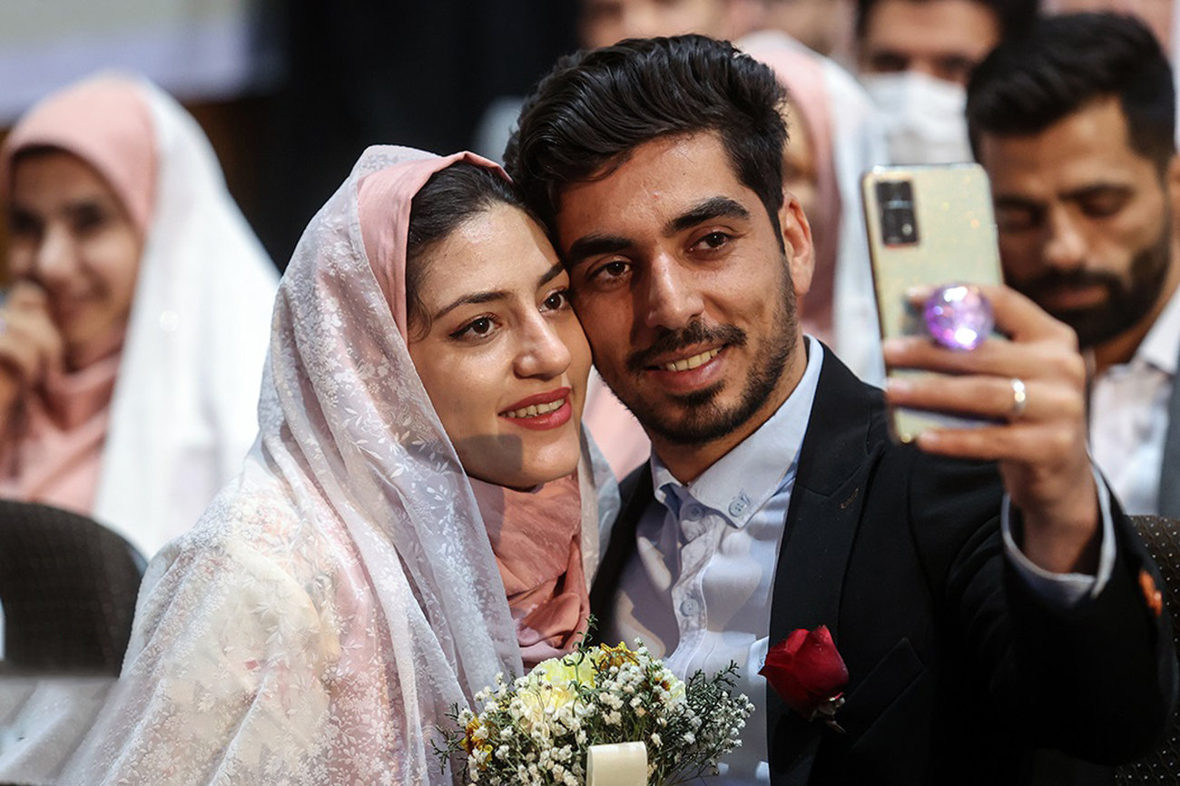 ملاقات 100 عروس تهرانی با یکدیگر!  + عکس آقا دامادهایی که بله را گرفتند و سلفی انداختند