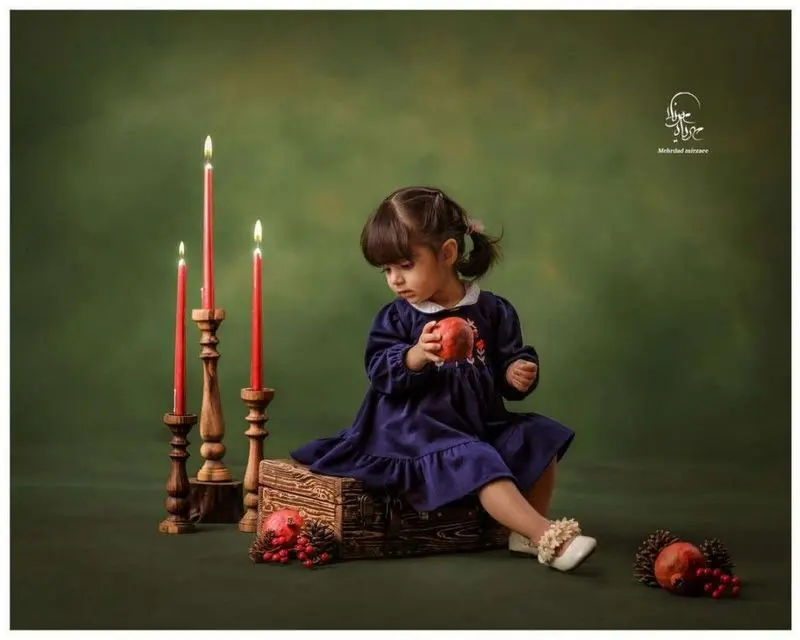 ژست عکس یلدا کودک | ژست عکس شب یلدا 1404 برای کودکان دخترانه و پسرانه آتلیه ای و در خانه