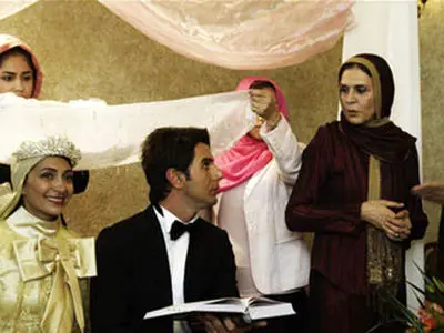 فیلم / مراسم عقد امین حیایی با سرود انقلابی«خجسته باد این پیروزی» غوغا کرد / مدیری اونقدر به کراوات هادی کاظمی نگاه کرد که معذب شد و بازش کرد ! ...