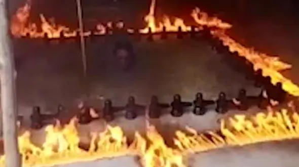 اقدام باورنکردنی راهب هندو برای غلبه بر کرونا ! + فیلم و عکس