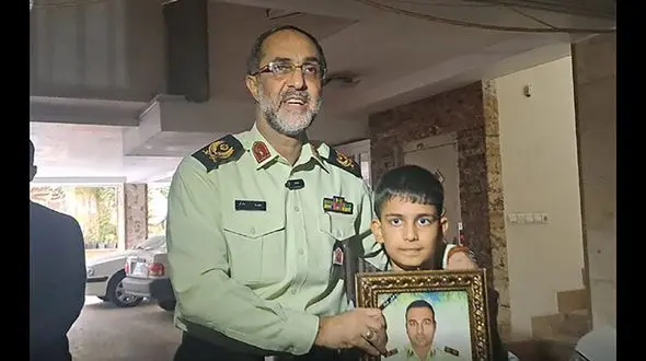 فیلم / همراهی پلیس با فرزند شهید گلستانی برای رفتن به مدرسه