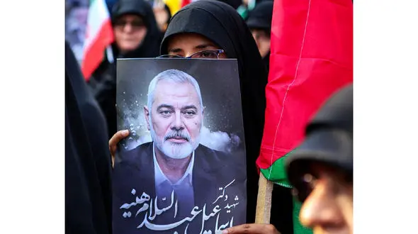 فیلم  بوسه عاشقانه خانواده شهید هنیه بر پیکر او در دانشگاه تهران 