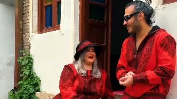 فیلم آواز خواندن جذاب  نعیمه نظام دوست در شب یلدا با  آهنگو لباس یلدایی / عجب صفایی داره این شب یلدا