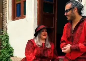 فیلم آواز خواندن جذاب  نعیمه نظام دوست در شب یلدا با  آهنگو لباس یلدایی / عجب صفایی داره این شب یلدا ...